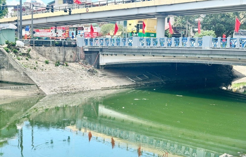 Sông Tô Lịch đã trong xanh trở lại sau khi được cải tạo, bổ cập nước từ Hồ Tây. Ảnh chụp chiều ngày 5/9/2025.