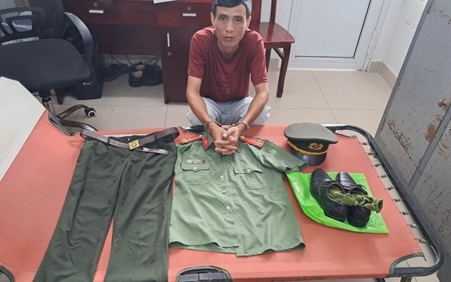 Vũ Văn Khởi và trang phục giả danh Thượng uý Công an nhân dân...