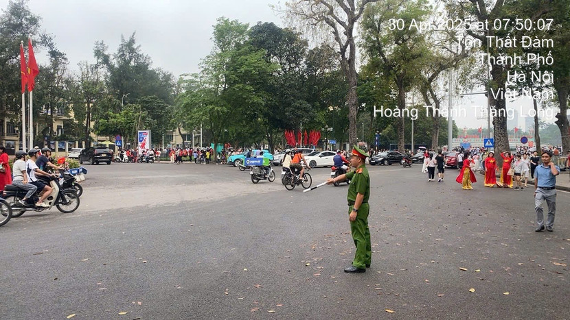 Công an phường Điện Biên phối hợp với đơn vị liên quan bảo đảm an ninh từ xa, phân luồng giao thông và người đi bộ nhằm tránh ùn tắc Công an phường Điện Biên phối hợp với đơn vị liên quan bảo đảm an ninh từ xa, phân luồng giao thông và người đi bộ nhằm tránh ùn tắc