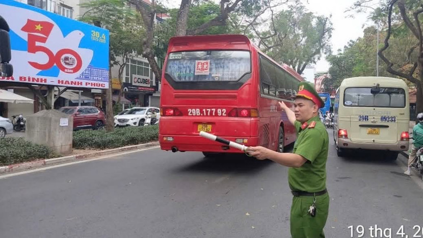 Lực lượng Công an phường Điện Biên chốt chặn tại các địa điểm trọng yếu trên địa bàn