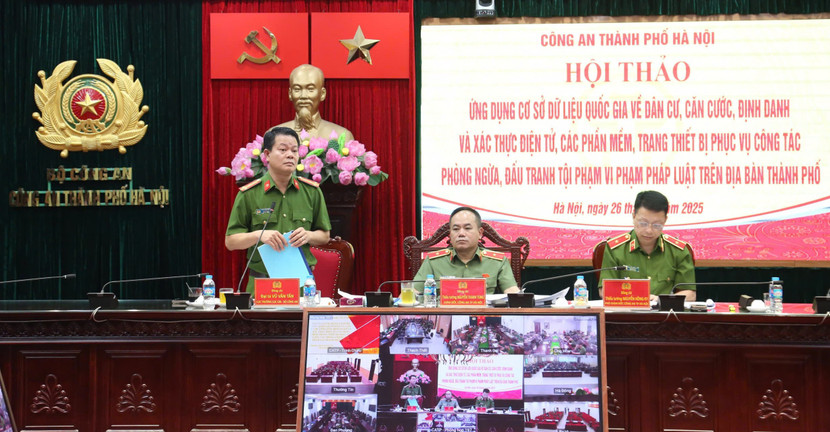 Đại tá Vũ Văn Tấn - Cục trưởng Cục Cảnh sát QLHC về TTXH phát biểu tại hội thảo