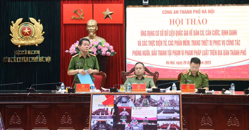 Đại tá Vũ Văn Tấn - Cục trưởng Cục Cảnh sát QLHC về TTXH phát biểu tại hội thảo