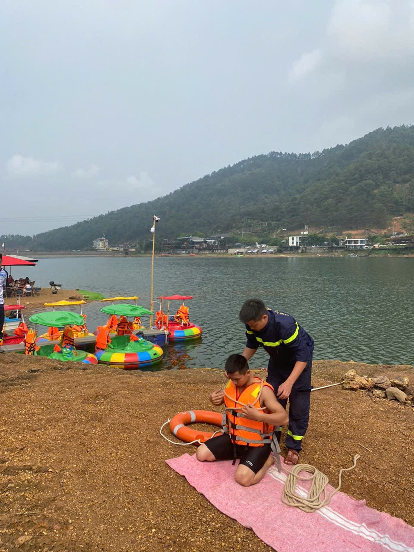 Cảnh sát PCCC và CNCH hướng dẫn kỹ năng cứu đuối cho các chủ cơ sở