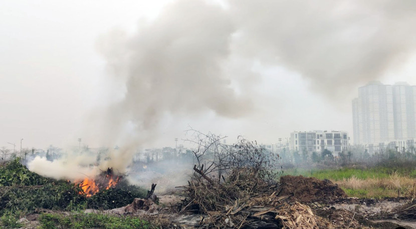 Người dân thường xuyên đốt rác tại Khu tưởng niệm danh nhân Chu Văn An Người dân thường xuyên đốt rác tại Khu tưởng niệm danh nhân Chu Văn An