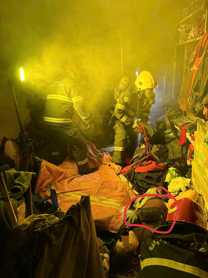 Hiện trường vụ cháy nhà dân ở quận Đống Đa Hiện trường vụ cháy nhà dân ở quận Đống Đa