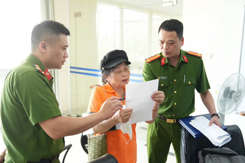 Lực lượng Cảnh sát khu vực phường Việt Hưng hướng dẫn người dân tham gia ý kiến về phương án sắp xếp đơn vị hành chính cấp xã của thành phố Hà Nội Lực lượng Cảnh sát khu vực phường Việt Hưng hướng dẫn người dân tham gia ý kiến về phương án sắp xếp đơn vị hành chính cấp xã của thành phố Hà Nội