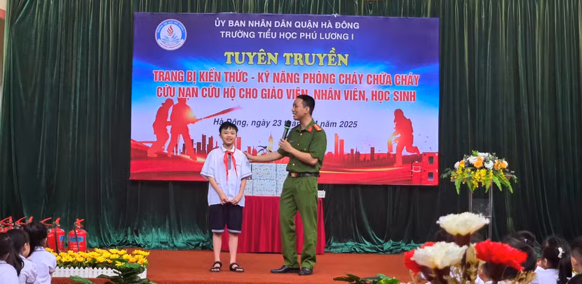 Thực hiện Thông tư 06 của Bộ Giáo dục và đào tạo, sáng 23/4, Tổ địa bàn PCCC Hà Đông, Phòng Cảnh sát PCCC và CNCH- CATP Hà Nội đã phối hợp với Phòng Giáo dục và đào tạo quận Hà Đông và Trường Tiểu học Phú Lương 1 tổ chức tuyên truyền về PCCC cho gần 1.000 học sinh và tổ chức giảng dạy, lồng ghép kiến thức an toàn PCCC vào chương trình giảng dạy chính khóa của nhà trường