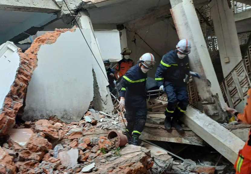 Hiện trường tìm kiếm nạn nhân sau vụ động đất Hiện trường tìm kiếm nạn nhân sau vụ động đất