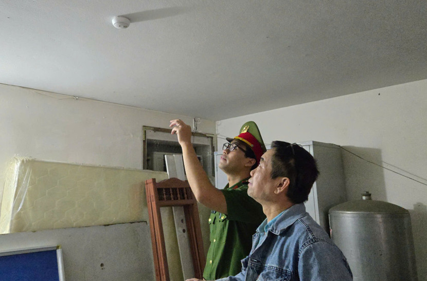 Tổ công tác kiểm tra hệ thống báo cháy tại cơ sở nhà cho thuê trọ