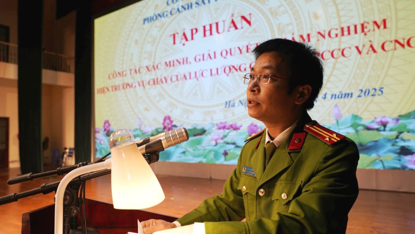 Trung tá Nguyễn Tuấn Dương - Phó Trưởng phòng Cảnh sát PCCC và CNCH phát biểu khai mạc lớp tập huấn