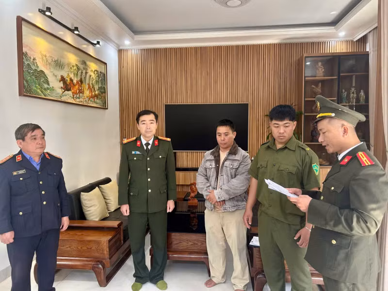 Cơ quan chức năng tống đạt quyết định khởi tố đối với Huỳnh Thanh Truyền