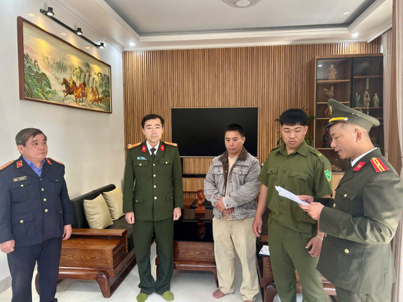 Cơ quan chức năng tống đạt quyết định khởi tố đối với Huỳnh Thanh Truyền Cơ quan chức năng tống đạt quyết định khởi tố đối với Huỳnh Thanh Truyền