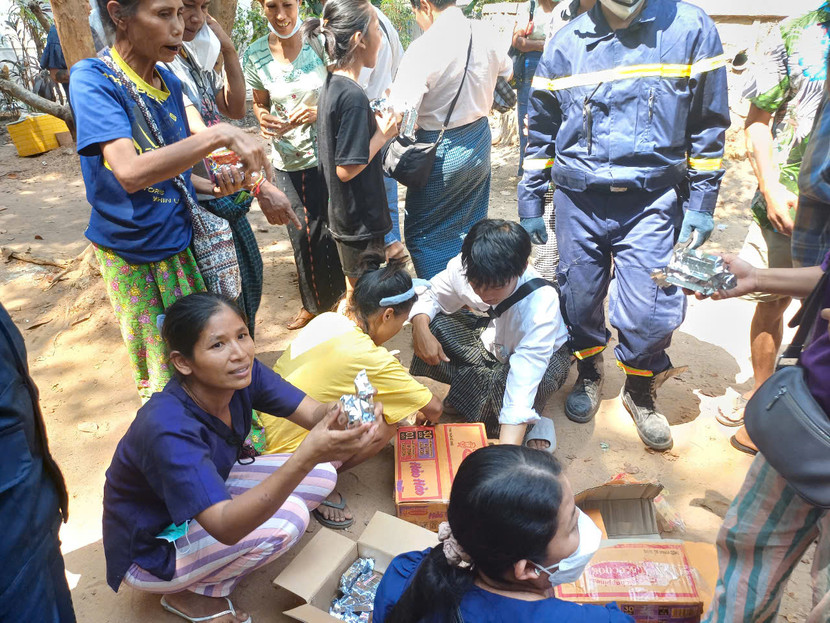 Cảnh sát PCCC và CNCH Công an Việt Nam sẻ chia mì tôm và lương khô cho người dân Myanmar giữa trưa nắng