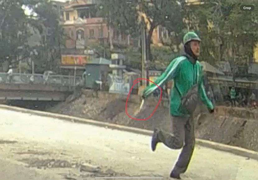 Hình ảnh tài xế "xe ôm công nghệ" cầm dao trong clip Hình ảnh tài xế "xe ôm công nghệ" cầm dao trong clip