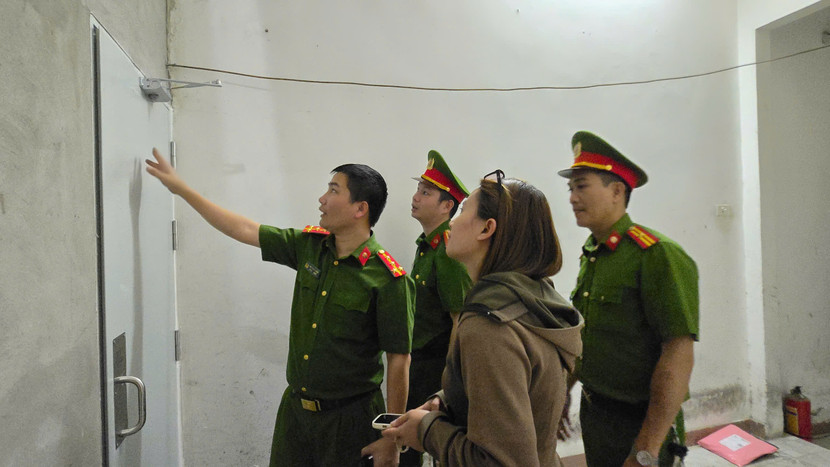 Lực lượng công an hướng dẫn khắc phục về PCCC tại một cơ sờ nhà trọ trong ngõ 74 Thành Công
