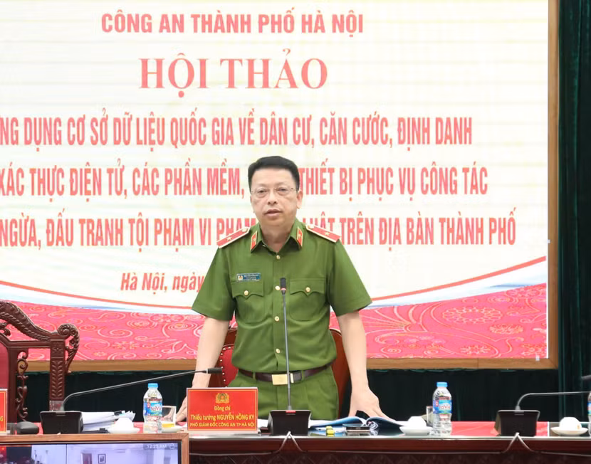 Thiếu tướng Nguyễn Hồng Ky, Phó Giám đốc CATP điều hành phần thảo luận Thiếu tướng Nguyễn Hồng Ky, Phó Giám đốc CATP điều hành phần thảo luận