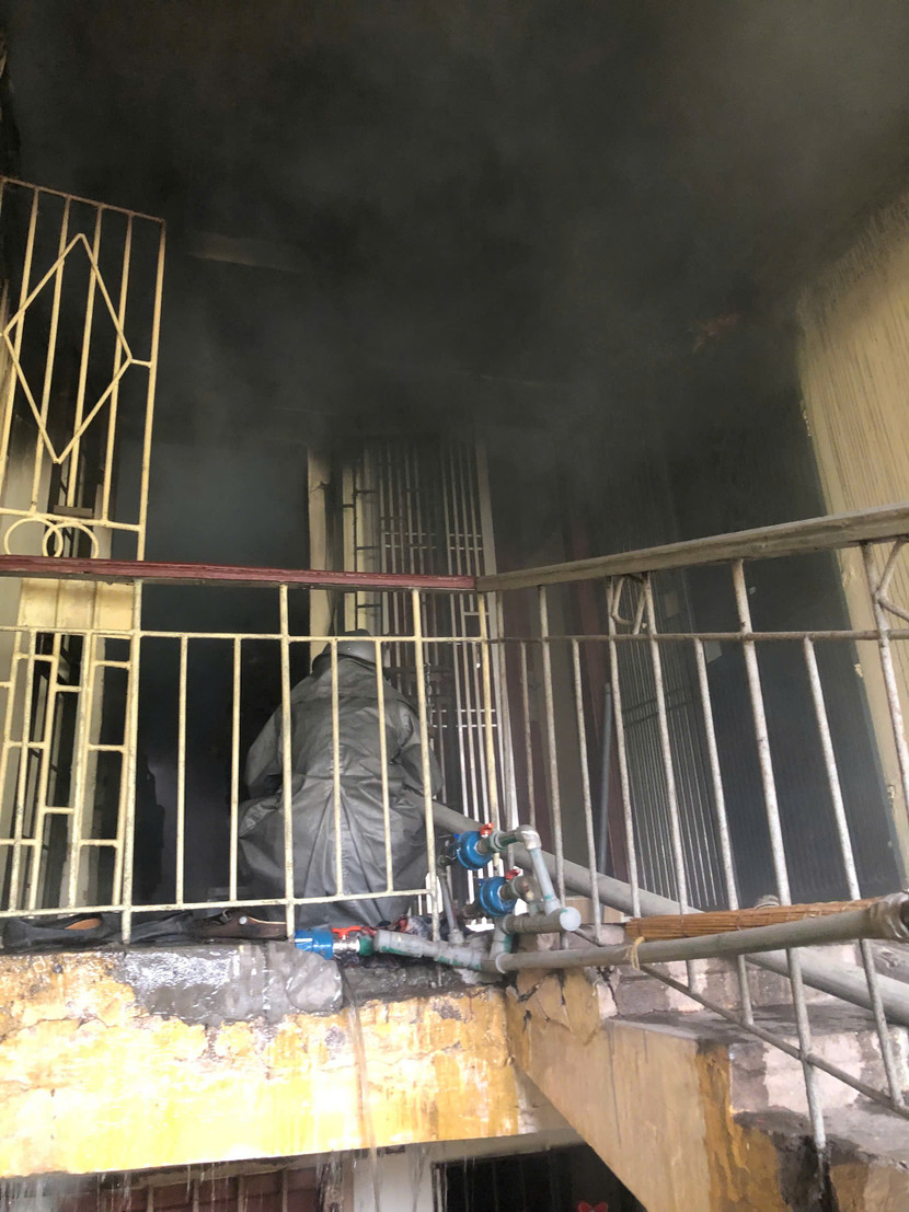 Cảnh sát PCCC và CNCH xử lý dập tắt đám cháy Cảnh sát PCCC và CNCH xử lý dập tắt đám cháy