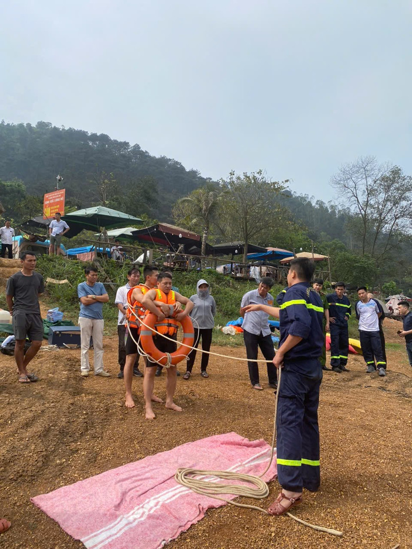 Chủ cơ sở nhà hàng được tập huấn phòng chống đuối nước