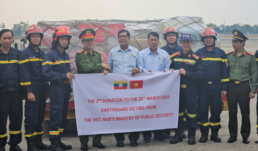 Trung tướng Nguyễn Tuấn Anh - Cục trưởng Cục Cảnh sát Phòng cháy chữa cháy và Cứu nạn, cứu hộ (Bộ Công an) trao hàng cứu trợ tới Thủ hiến vùng Yangon U Soe Thein