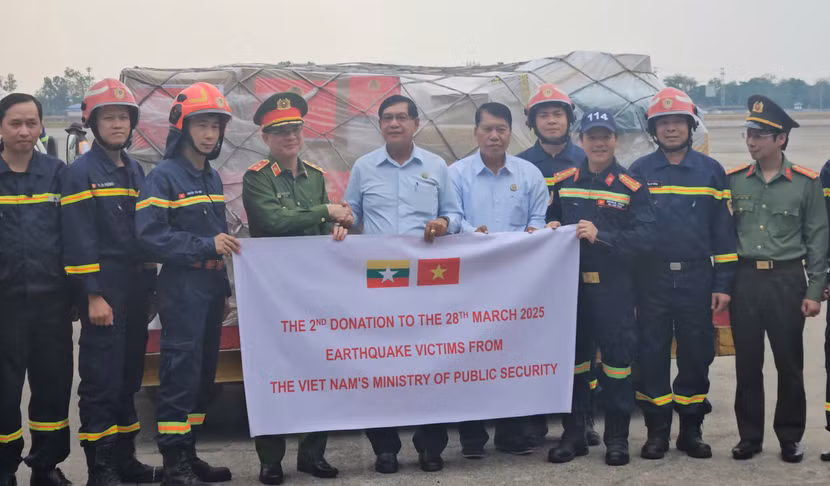 Trung tướng Nguyễn Tuấn Anh - Cục trưởng Cục Cảnh sát Phòng cháy chữa cháy và Cứu nạn, cứu hộ (Bộ Công an) trao hàng cứu trợ tới Thủ hiến vùng Yangon U Soe Thein