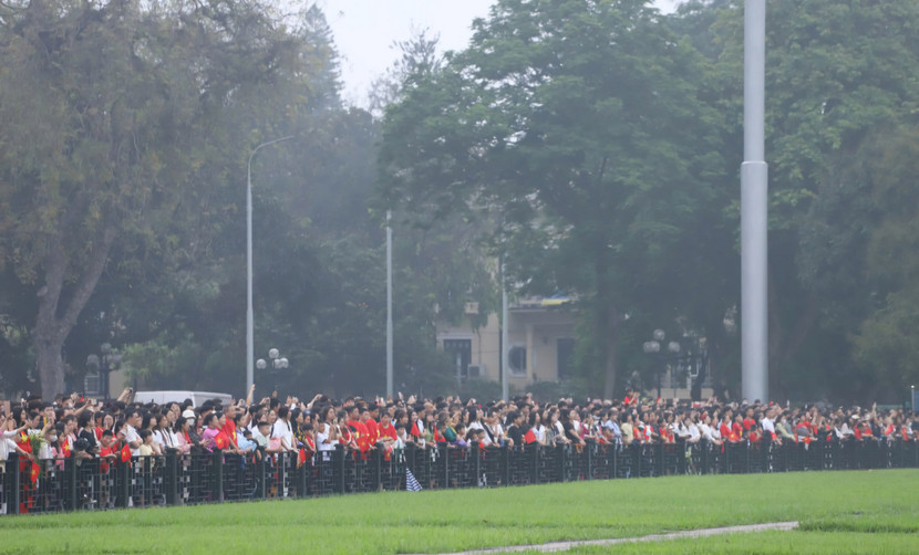 Từ sáng sớm đã có hàng nghìn người dân và du khách đổ về Quảng trường Ba Đình dự Lễ chào cờ, chờ đến giờ vào lăng viếng Chủ tịch Hồ Chí Minh Từ sáng sớm đã có hàng nghìn người dân và du khách đổ về Quảng trường Ba Đình dự Lễ chào cờ, chờ đến giờ vào lăng viếng Chủ tịch Hồ Chí Minh