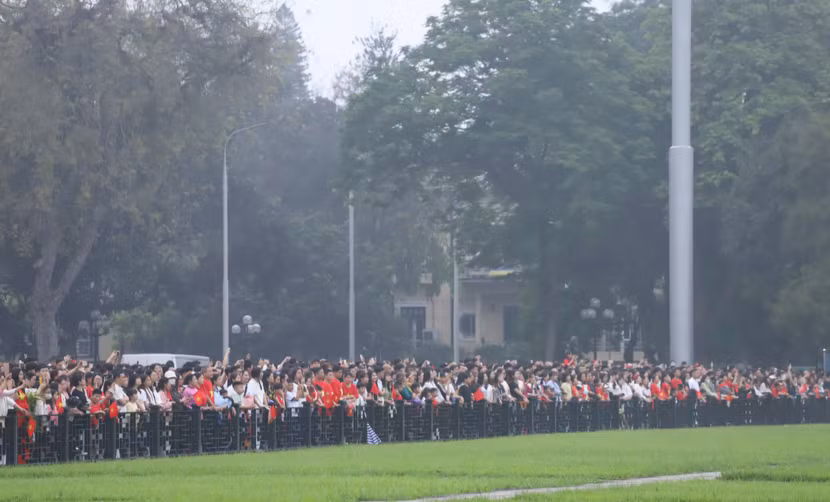 Từ sáng sớm đã có hàng nghìn người dân và du khách đổ về Quảng trường Ba Đình dự Lễ chào cờ, chờ đến giờ vào lăng viếng Chủ tịch Hồ Chí Minh