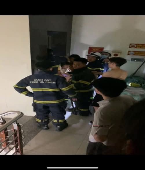 Lực lượng cảnh sát PCCC và CNCH giải cứu các nạn nhân