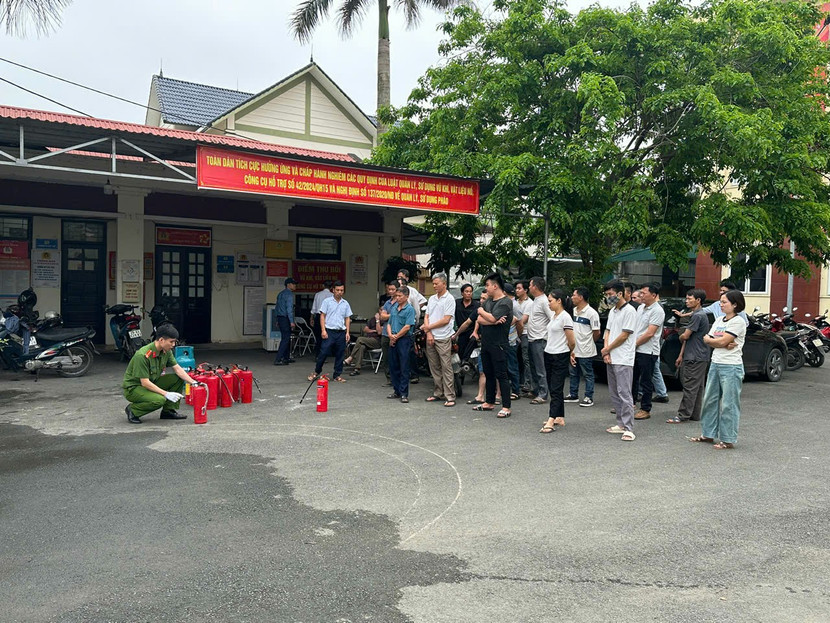 Hướng dẫn người dân sử dụng bình chữa cháy xách tay dập tắt đám cháy