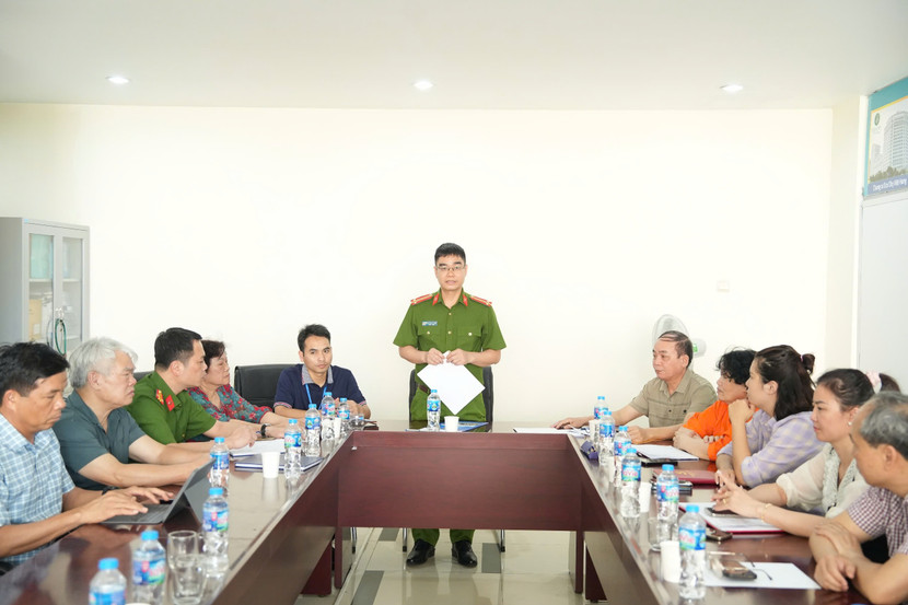 Trung tá Nguyễn Tiến Thành, Trưởng Công an phường Việt Hưng triển khai công tác tổ chức lấy ý kiến người dân tại Tổ dân phố 14 Trung tá Nguyễn Tiến Thành, Trưởng Công an phường Việt Hưng triển khai công tác tổ chức lấy ý kiến người dân tại Tổ dân phố 14