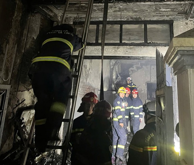 Cảnh sát PCCC và CNCH cho biết, nhiều người dân do tâm lý tiếc của nên đã quay lại đám cháy để lấy tài sản Cảnh sát PCCC và CNCH cho biết, nhiều người dân do tâm lý tiếc của nên đã quay lại đám cháy để lấy tài sản