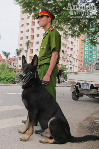 Xem cảnh công an diễn tập bắt gọn nhóm cướp ngân hàng ảnh 9