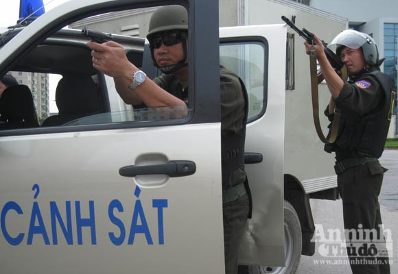 Xem cảnh công an diễn tập bắt gọn nhóm cướp ngân hàng ảnh 8