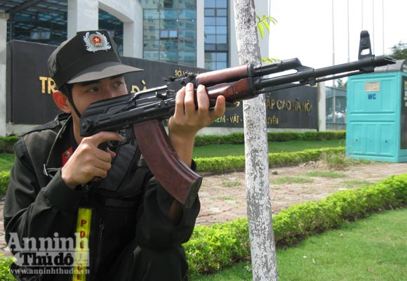 Xem cảnh công an diễn tập bắt gọn nhóm cướp ngân hàng ảnh 7