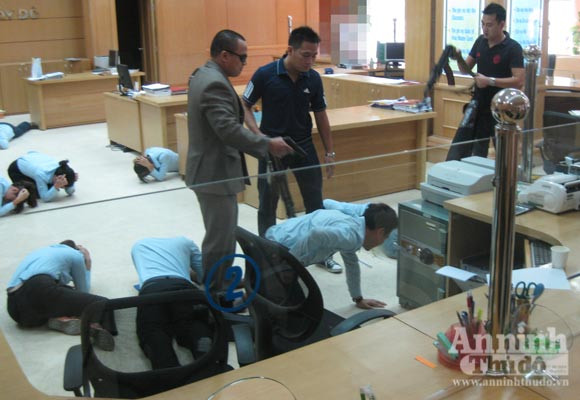 Xem cảnh công an diễn tập bắt gọn nhóm cướp ngân hàng ảnh 4