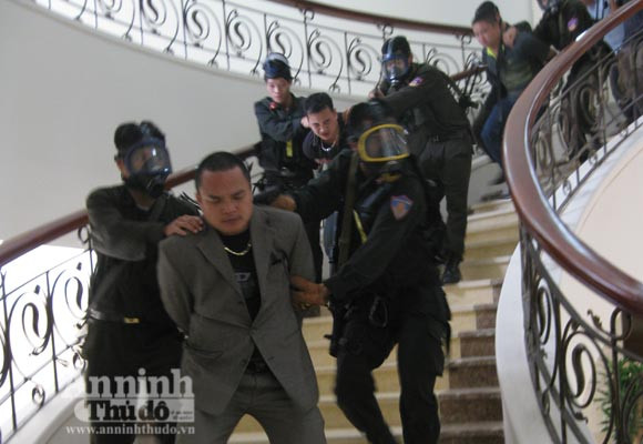 Xem cảnh công an diễn tập bắt gọn nhóm cướp ngân hàng ảnh 20