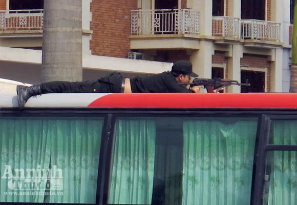 Xem cảnh công an diễn tập bắt gọn nhóm cướp ngân hàng ảnh 10