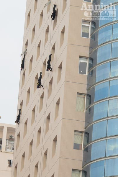 Xem cảnh công an diễn tập bắt gọn nhóm cướp ngân hàng ảnh 12