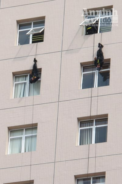 Xem cảnh công an diễn tập bắt gọn nhóm cướp ngân hàng ảnh 13