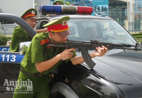 Xem cảnh công an diễn tập bắt gọn nhóm cướp ngân hàng ảnh 5