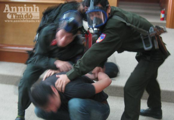 Xem cảnh công an diễn tập bắt gọn nhóm cướp ngân hàng ảnh 19