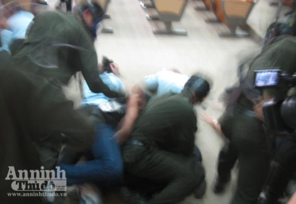 Xem cảnh công an diễn tập bắt gọn nhóm cướp ngân hàng ảnh 17