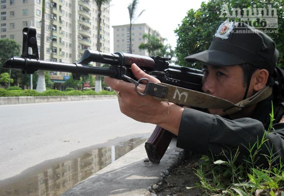 Xem cảnh công an diễn tập bắt gọn nhóm cướp ngân hàng ảnh 6