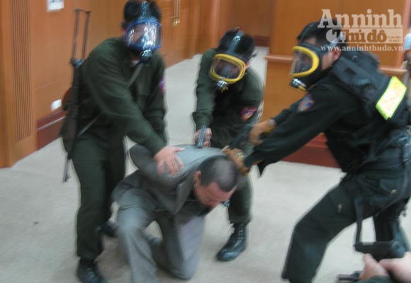 Xem cảnh công an diễn tập bắt gọn nhóm cướp ngân hàng ảnh 18