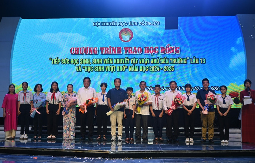 Ông Hwang Fa Jane - Chuyên viên thâm niên cao cấp Vedan Việt Nam (thứ 6 từ trái qua ) tại buổi lễ trao học bổng cho các em học sinh tại Đồng Nai. Ông Hwang Fa Jane - Chuyên viên thâm niên cao cấp Vedan Việt Nam (thứ 6 từ trái qua ) tại buổi lễ trao học bổng cho các em học sinh tại Đồng Nai.