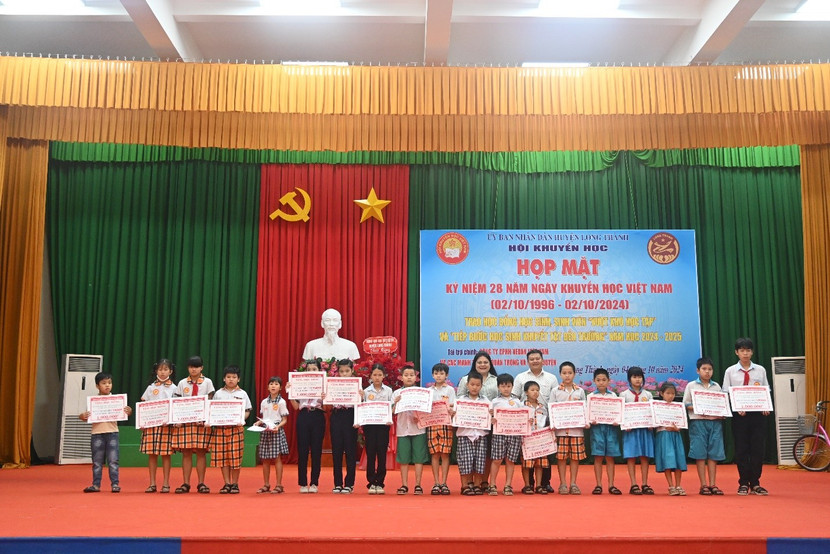 Bà Nguyễn Thu Thủy - Phó Giám đốc đối ngoại Vedan Việt Nam trao học bổng cho các em học sinh tại huyện Long Thành. Bà Nguyễn Thu Thủy - Phó Giám đốc đối ngoại Vedan Việt Nam trao học bổng cho các em học sinh tại huyện Long Thành.