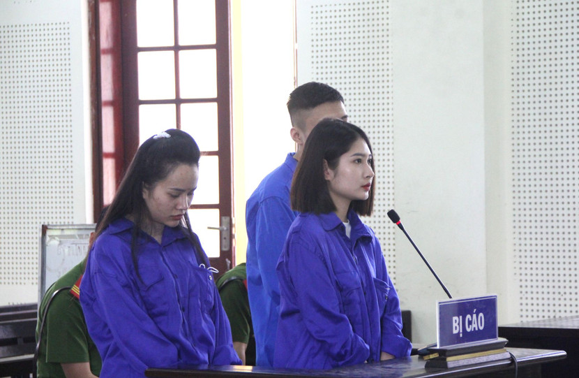 Trang, Hồng và Hải trước vành móng ngựa Trang, Hồng và Hải trước vành móng ngựa