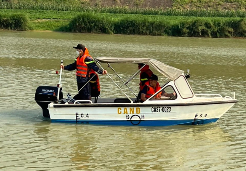 Lực lượng chức năng tìm kiếm thi thể chị N. Lực lượng chức năng tìm kiếm thi thể chị N.