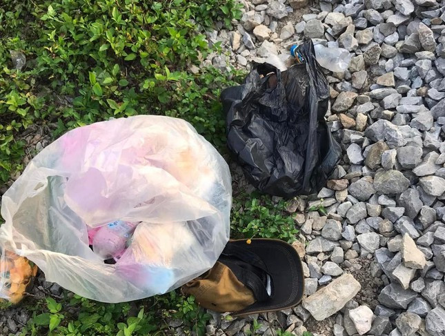 Một số đồ dùng của nạn nhân tại hiện trường Một số đồ dùng của nạn nhân tại hiện trường