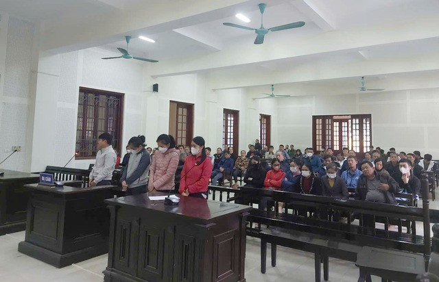 Các bị cáo Thành, Hà, Phương, Thảo trong phiên xét xử