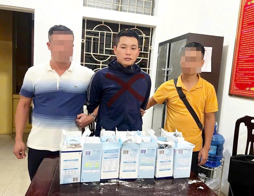 Nguyễn Văn Ba và tang vật tại cơ quan công an Nguyễn Văn Ba và tang vật tại cơ quan công an